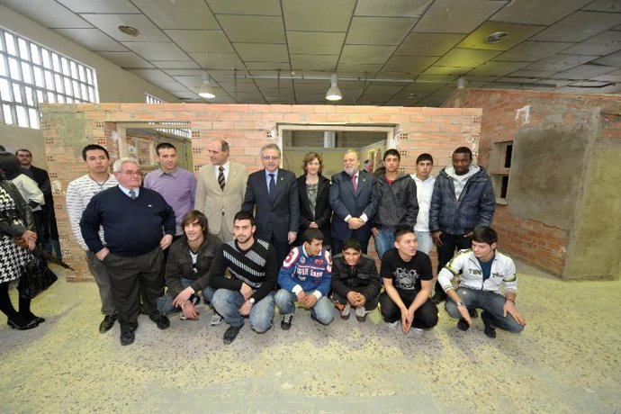 El presidente visita la Escuela Talller de Construcción y Electricidad de Cintru