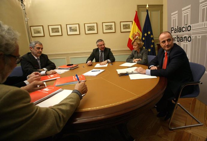 Reunión De La Comisión Anticrisis Del Gobierno Con IU