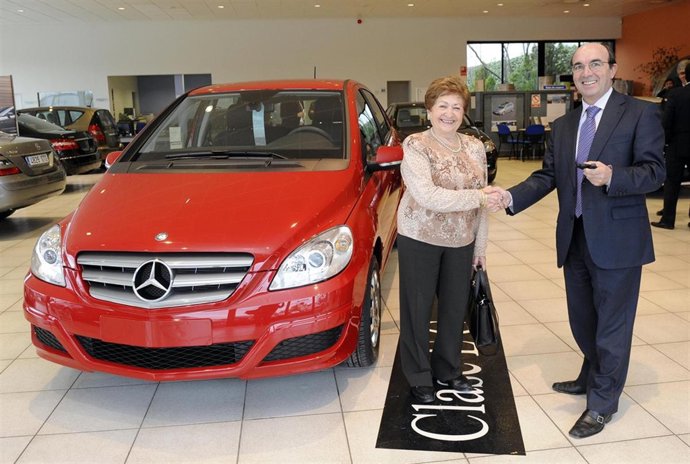 El Director De La Oficina Principal De Caja De Burgos, Adolfo Moreno Crespo, Ent