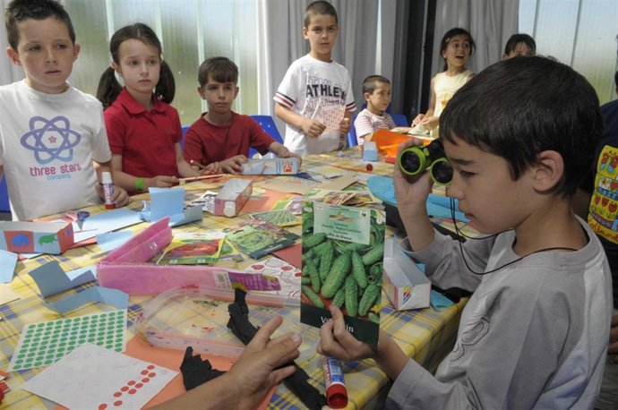 Niños Madrileños Asisten Al Colegio En Épocas Festivas