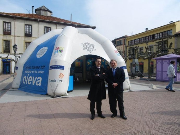 El Director General de Modernización, Alberto Pérez Cueto, acompañado por el Alc