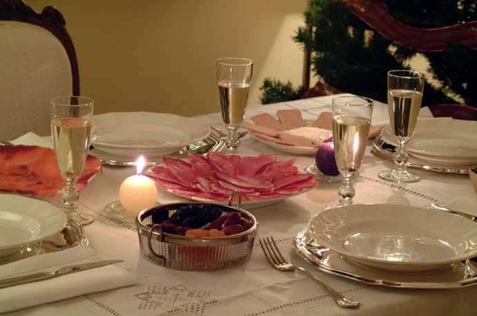 Mesa cava entremeses salmón platos comida cena Navidad