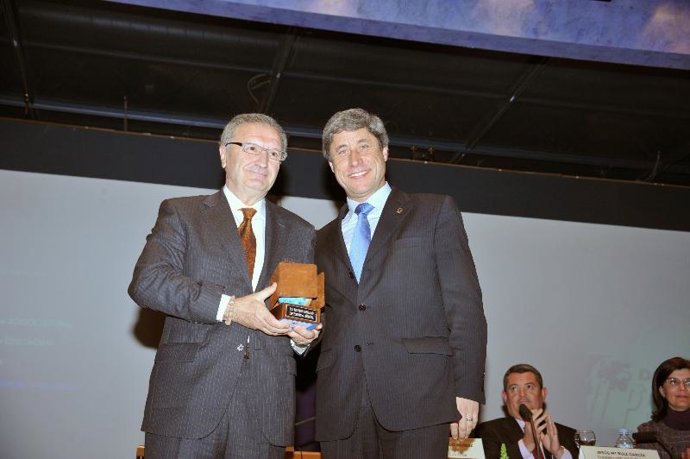 Pérez Yruela recoge el premio para Griñán de manos de Pulido