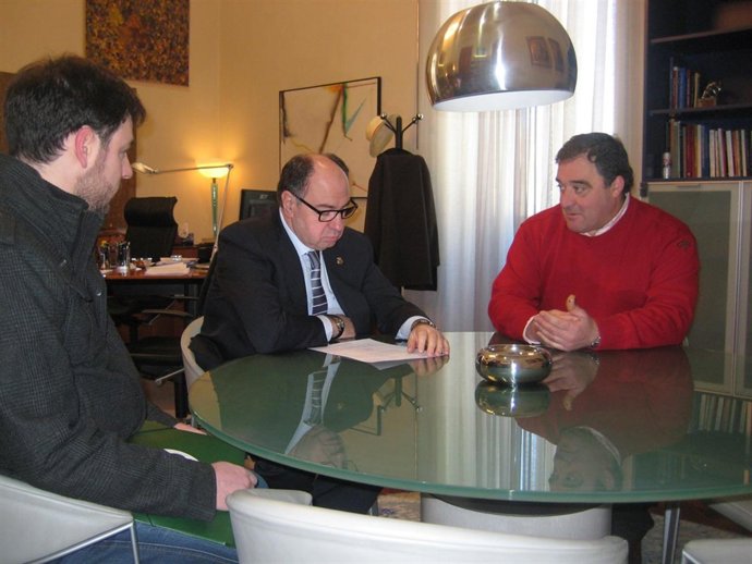 El Presidente De La Diputación (Centro) Y El Alcalde De Alar (Derecha), Durante 