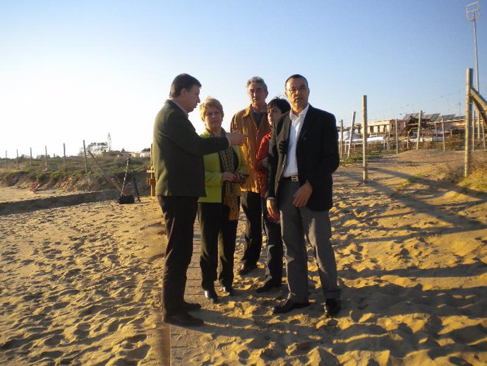 Visita de los dirigentes a una de las playas afectadas