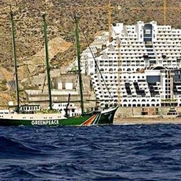 Una de las protestas de Greenpeace en Algarrobico