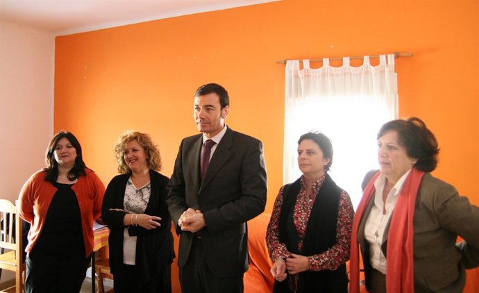 Gómez Con Las Representantes De La Asociación De Madres Solteras