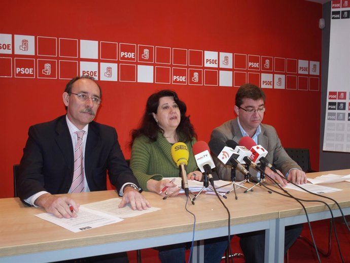 El Secretario Provincial Del PSOE, Mario Bedera; La Portavoz En El Consistorio D