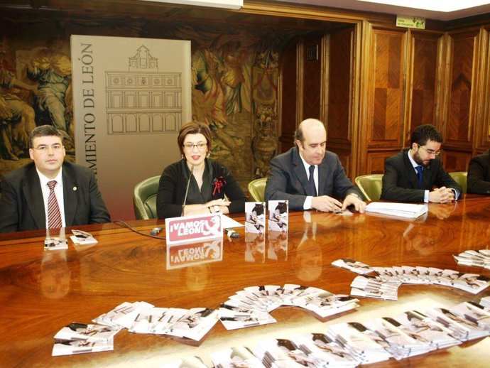 La Edil De Turismo Y Fiestas, Susana Travesí, Acompañada Por Representantes De L