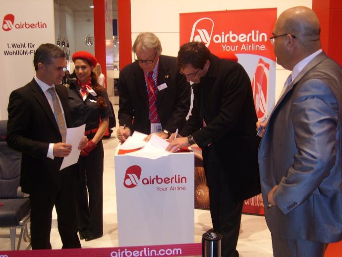 Firmando el acuerdo presidente del Cabildo de Lanzarote y el director general de