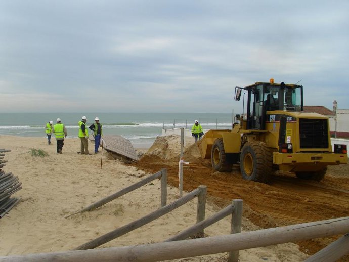 Operarios subsanan los desperfectos de una playa 