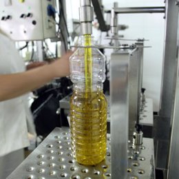 Envasado de aceite en fábrica andaluza