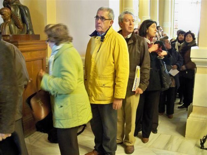 Cola En El Consistorio Para Acceder A La Capilla Ardiente De Miguel Delibes