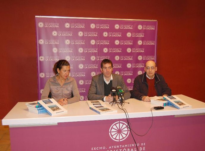 La consejera de Educación del Gobierno de Canarias, Milagros Luis Brito, y el al
