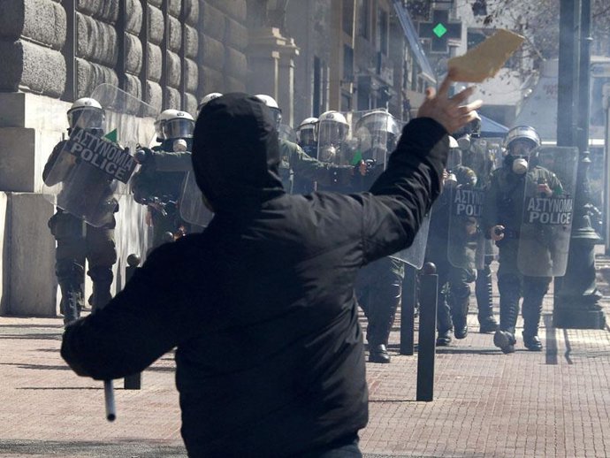 La Policía reprime con gas lacrimógeno a jóvenes en Grecia