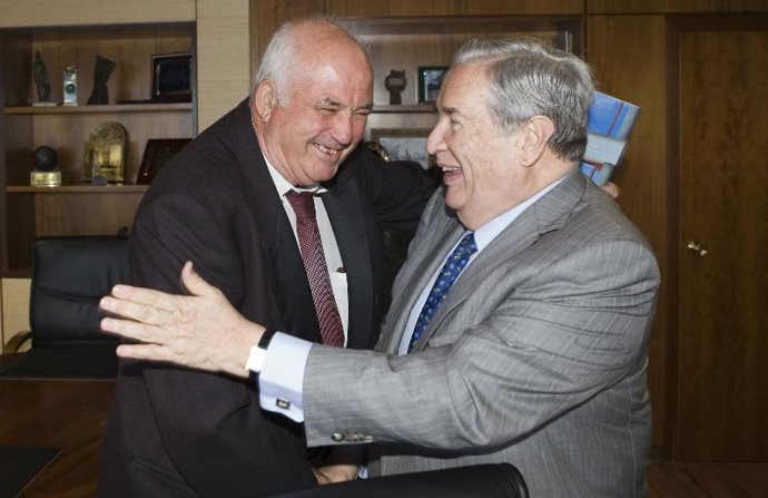 El alcalde de Las Palmas de Gran Canaria, Jerónimo Saavedra (d) saluda al trabaj