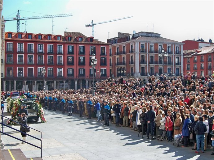 La Plaza Mayor De Valladolid Abarrotada De Ciudadanos Que Quisieron Despedir A D