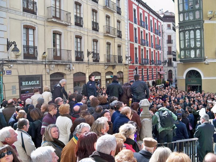 Cientos De Personas Esperan La Llegada Del Cortejo Fúnebre A La Catedral De Vall