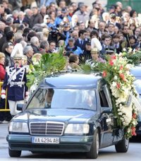 Miles de personas dan el último adiós a Miguel Delibes