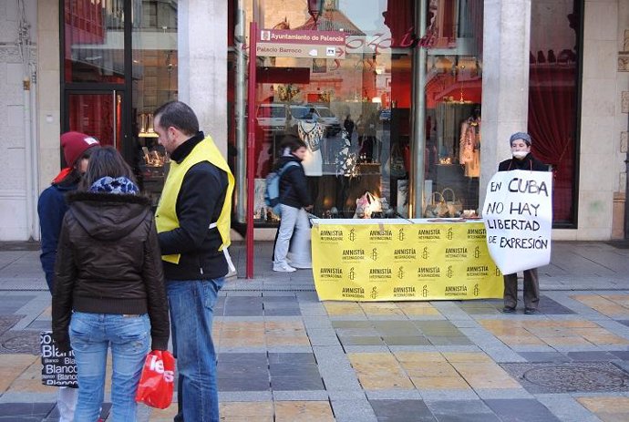 Miembros De Amnistía Internacional En Palencia, Durante Su Protesta