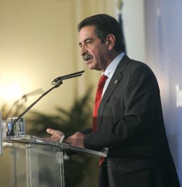 El presidente cántabro estuvo hoy en Madrid.