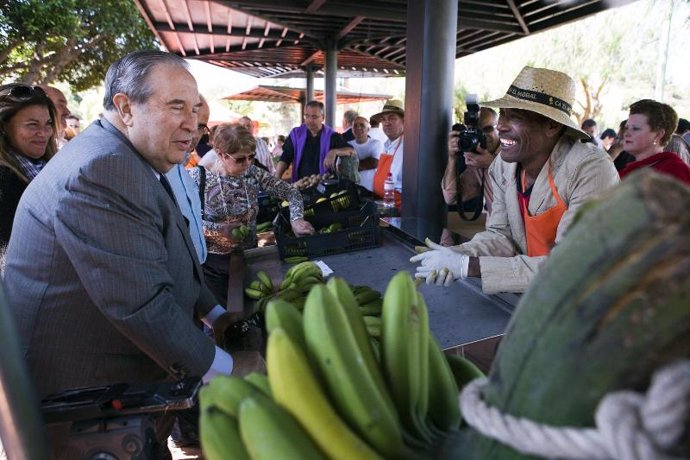 El alcalde visita un puesto de plátanos durante el Primer Mercado Agrícola