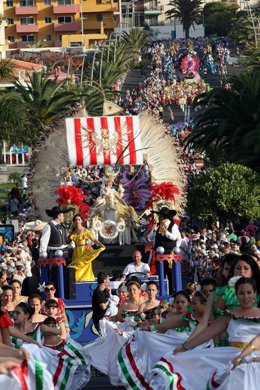 Más de 15.000 personas salieron ayer al Coso del Carnaval de Arona