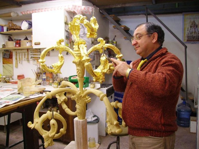 Miguel Santana en su taller