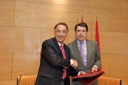 Ignacio González Y Salvador Santos Campano Tras La Firma Del Convenio