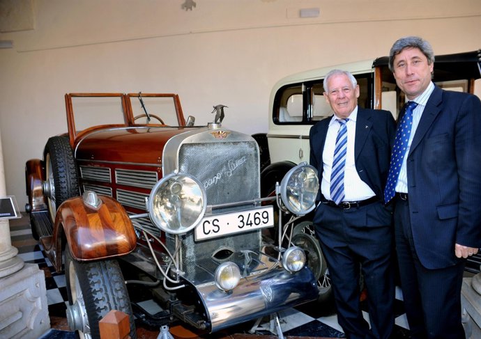 Ramírez Y Pulido Junto A Uno De Los Coches De La Exposición