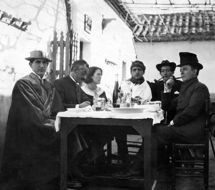 De Izquierda A Derecha: José Bello, José Moreno Villa, Ernestina González, Luis 