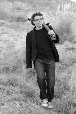 El artista interpreta canciones que oyó cantar a su padre