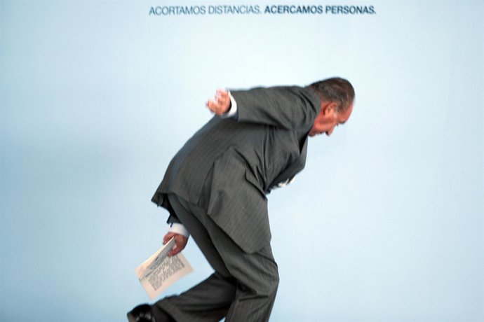 El Rey Juan Carlos I Sufre Un Traspiés En La Inauguración De La T3 Del Aeropuert