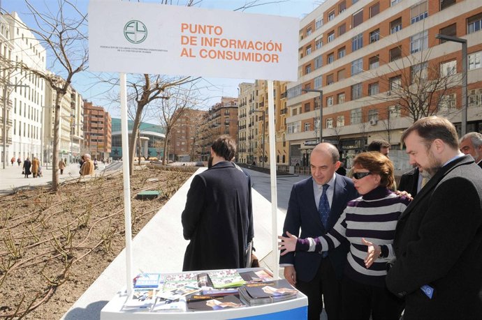 Villanueva Visita La Carpa Del Día Del Consumidor