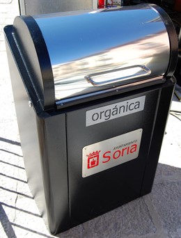  Detalle De La Boca De Los Nuevos Contenedores Soterrados Con El Logotipo Del Ay