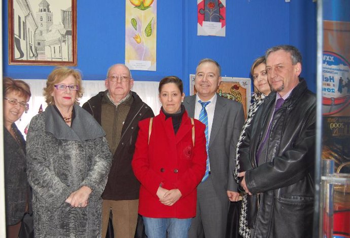 Herrero visita la Asociación de Artesanía Campos de Hellín