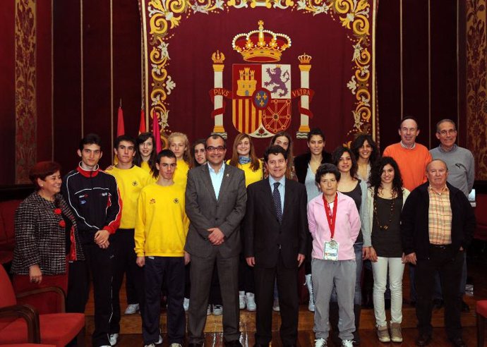 El alcalde con los atletas