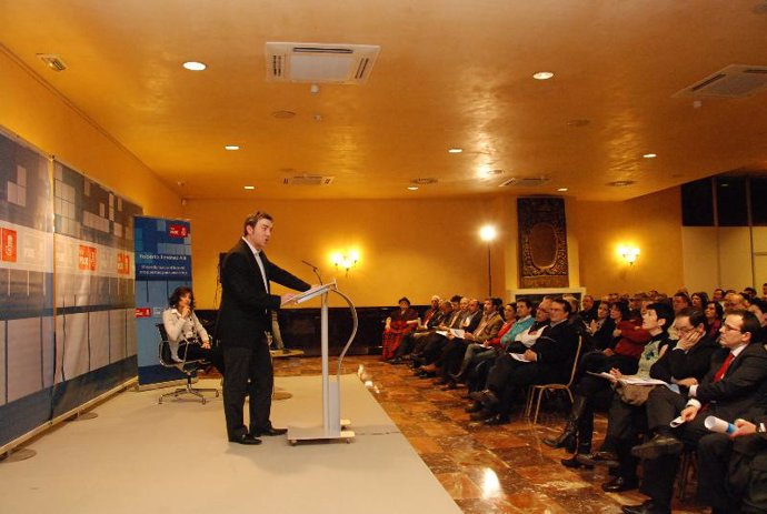 Jiménez ofrece una conferencia sobre la crisis