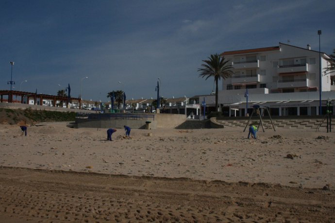 Tareas En La Playa De Chiclana Tras El Temporal