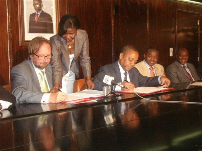 Momento De La Firma Del Acuerdo.