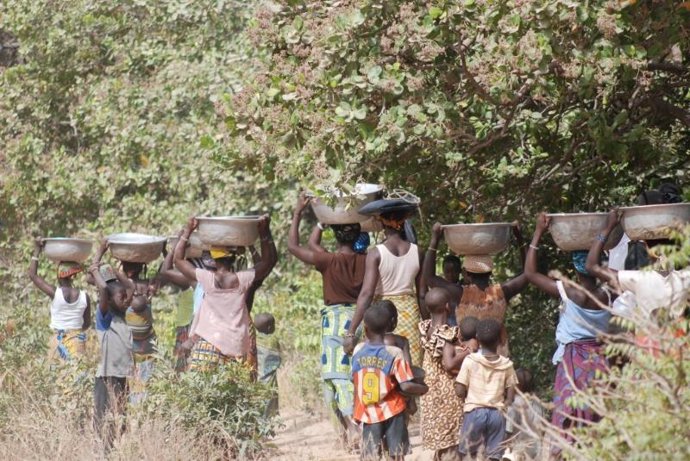 Poblaciones enteras recorren varios kilómetros en busca de agua