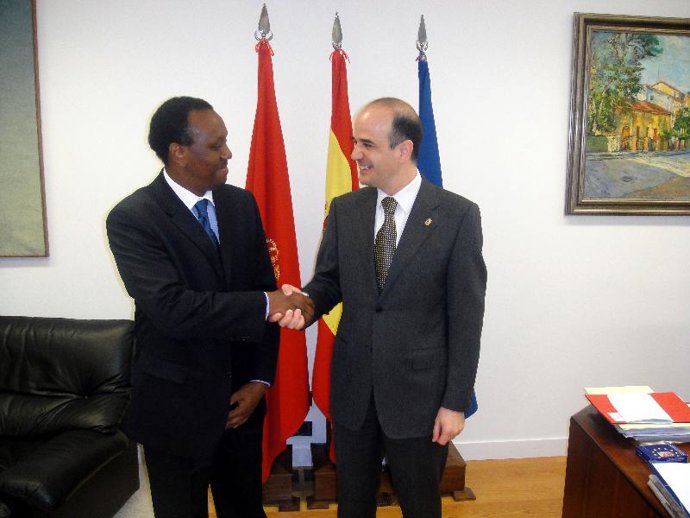 El embajador de Kenia se reúne con el consejero de Educación