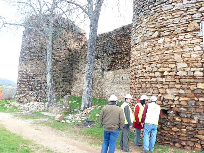 Los Andalucistas A Los Pies De La Fortaleza De Constantina