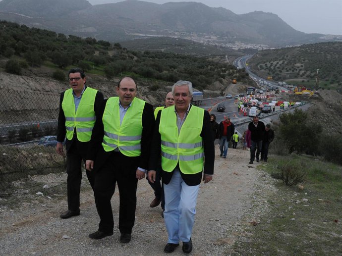 Javier Arenas Durante Una De Las Visitas Cursadas Hoy.