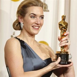 Kate Winslet posa con su Oscar por 'El lector'