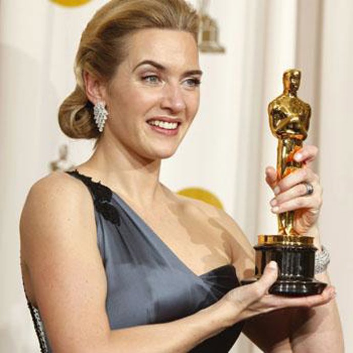 Kate Winslet posa con su Oscar por 'El lector'
