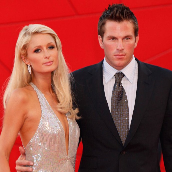 Paris Hilton 'lleva los pantalones' en su relación 