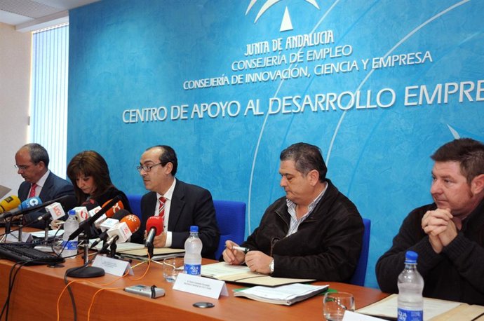 Representantes De La Junta, Empresarios Y Sindicatos Durante La 