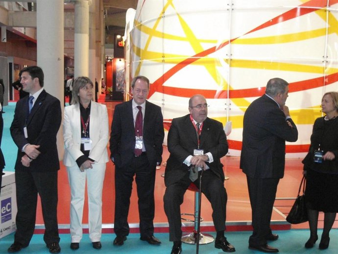 El Consejero Medio Rural Y Pesca Del Principado, En El Centro.