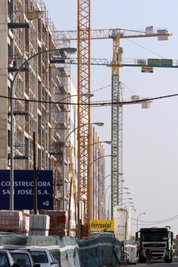 Grúas Pluma En Unas Viviendas En Construcción.